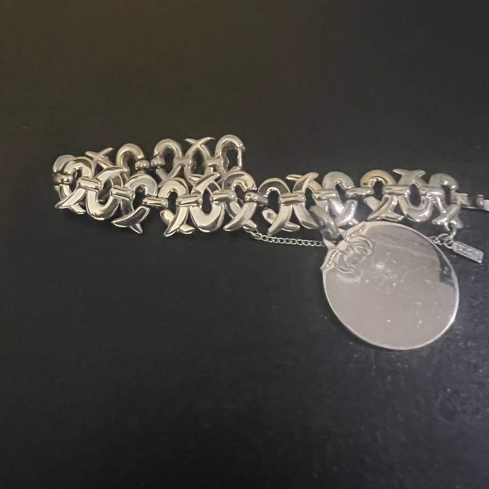 VTG Monet silver tone bracelet with circle charm fold over clasp - Picture 4 of 7